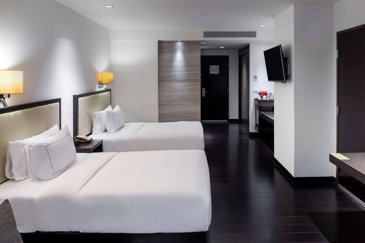 Ropa de cama de alta calidad, edredón, camas con pillow-top y minibar