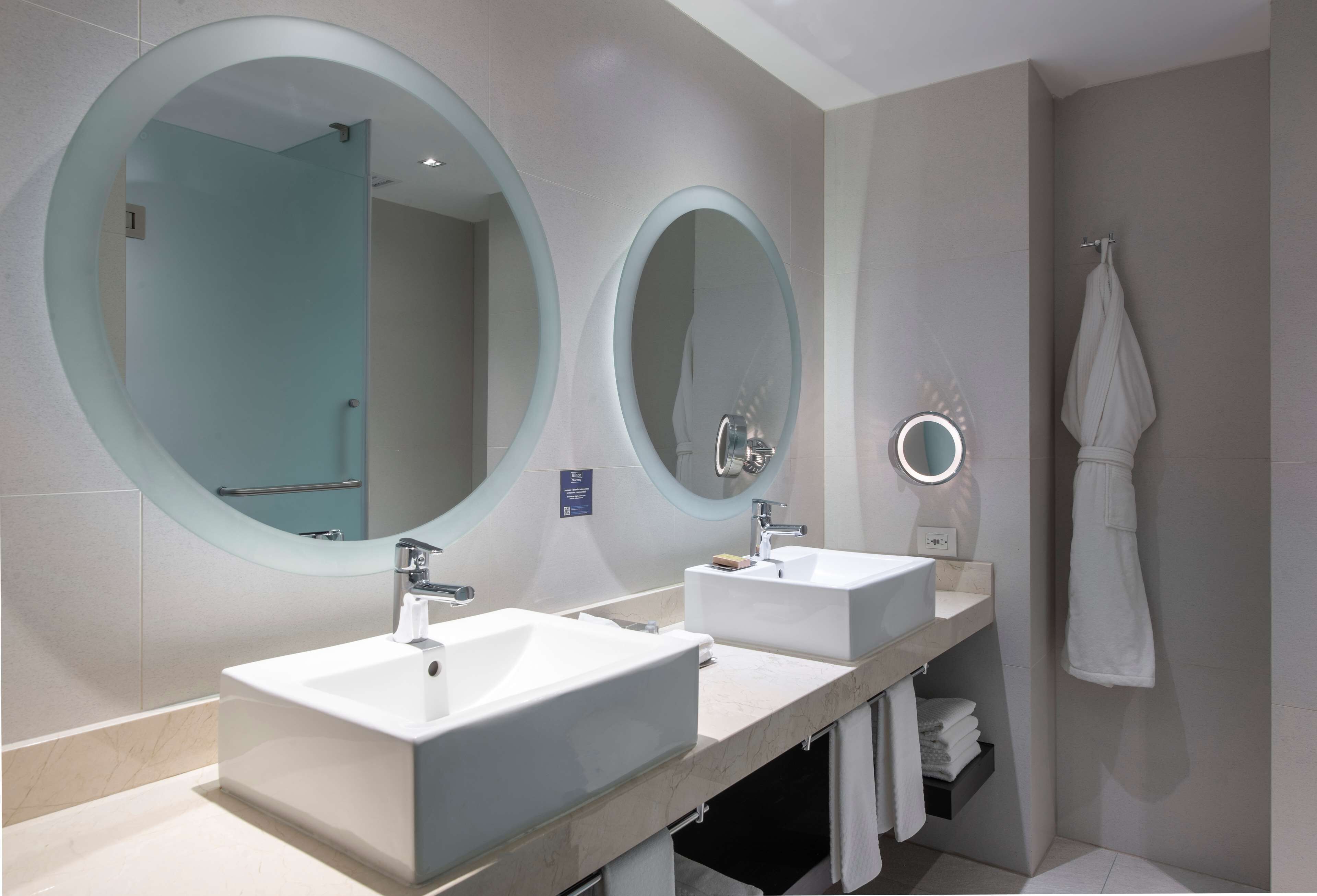 deluxe room, 1 king bed | premium bedding, down duvets, pillow-top beds, free minibar items