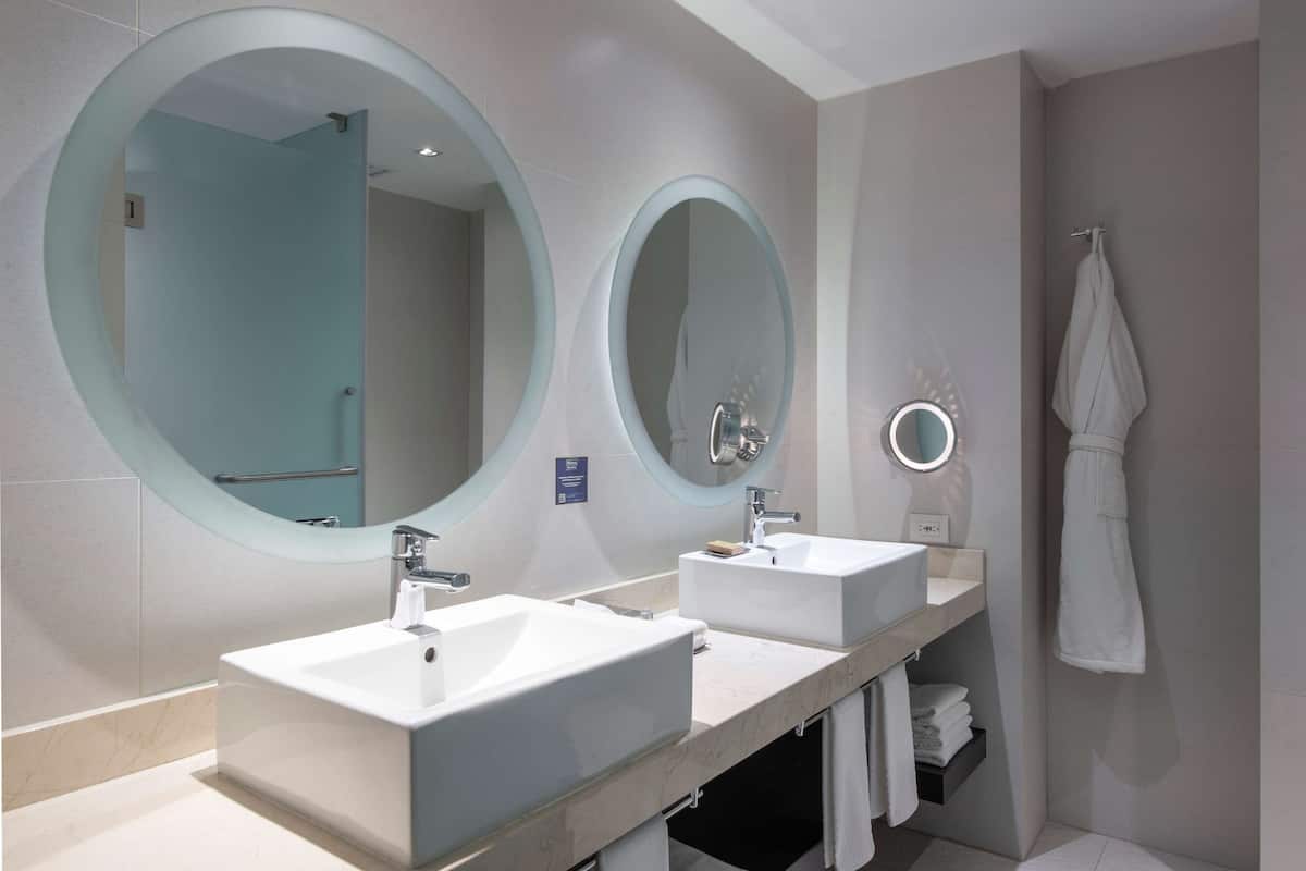 deluxe room, 1 king bed | premium bedding, down duvets, pillow-top beds, free minibar items