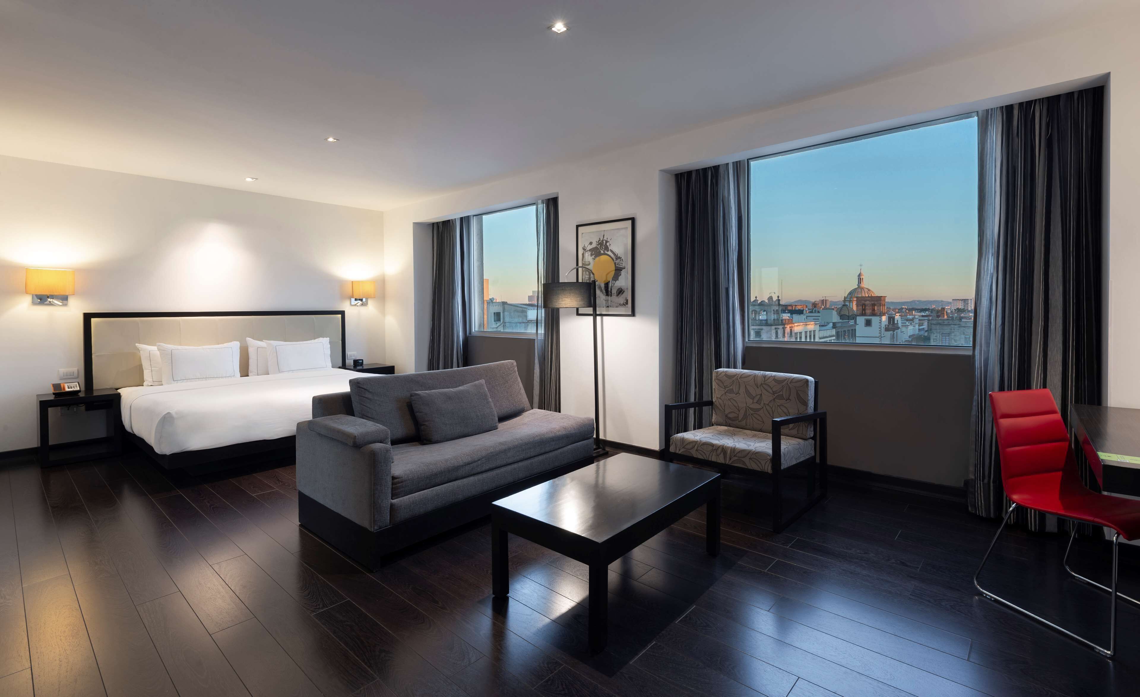 Ropa de cama de alta calidad, edredón, camas con pillow-top y minibar 
