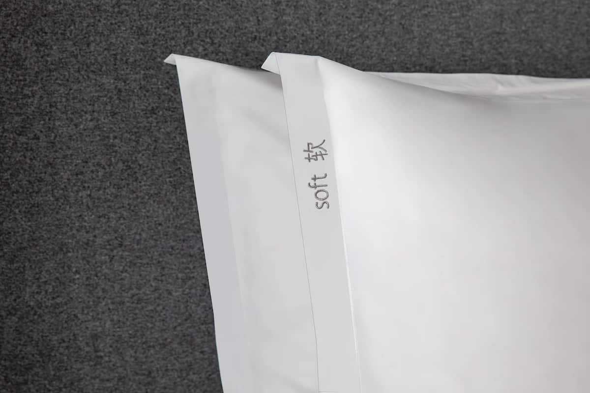 Una bolsa de papel blanca con la palabra 'soft' escrita.