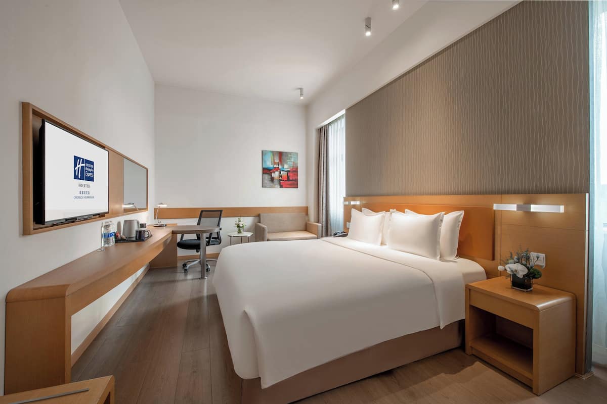 Habitación estándar, 1 cama King size | Edredón, minibar, caja de seguridad en la habitación y escritorio