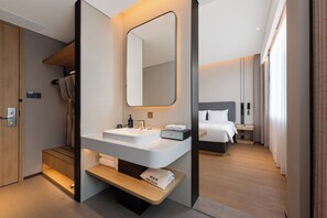 Donsdekens, pillowtop-bedden, een minibar, een kluis op de kamer