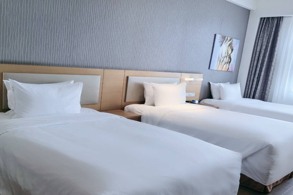 Habitación estándar, varias camas | Edredones de plumas, minibar, caja fuerte y escritorio