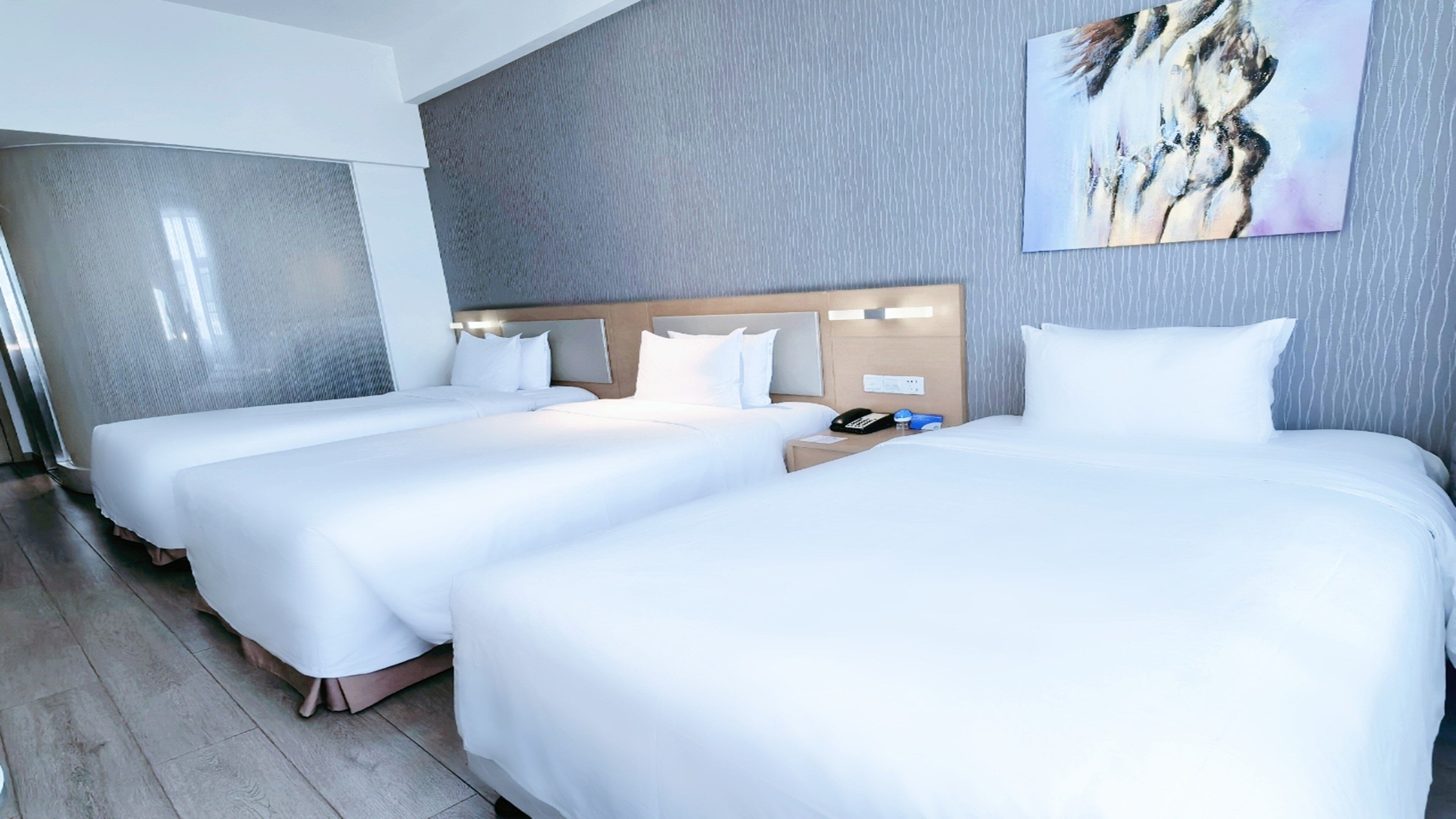 Cubrecamas, colchones con pillow-top y minibar 