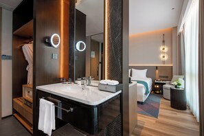 羽绒被、迷你吧、客房内保险箱、办公桌