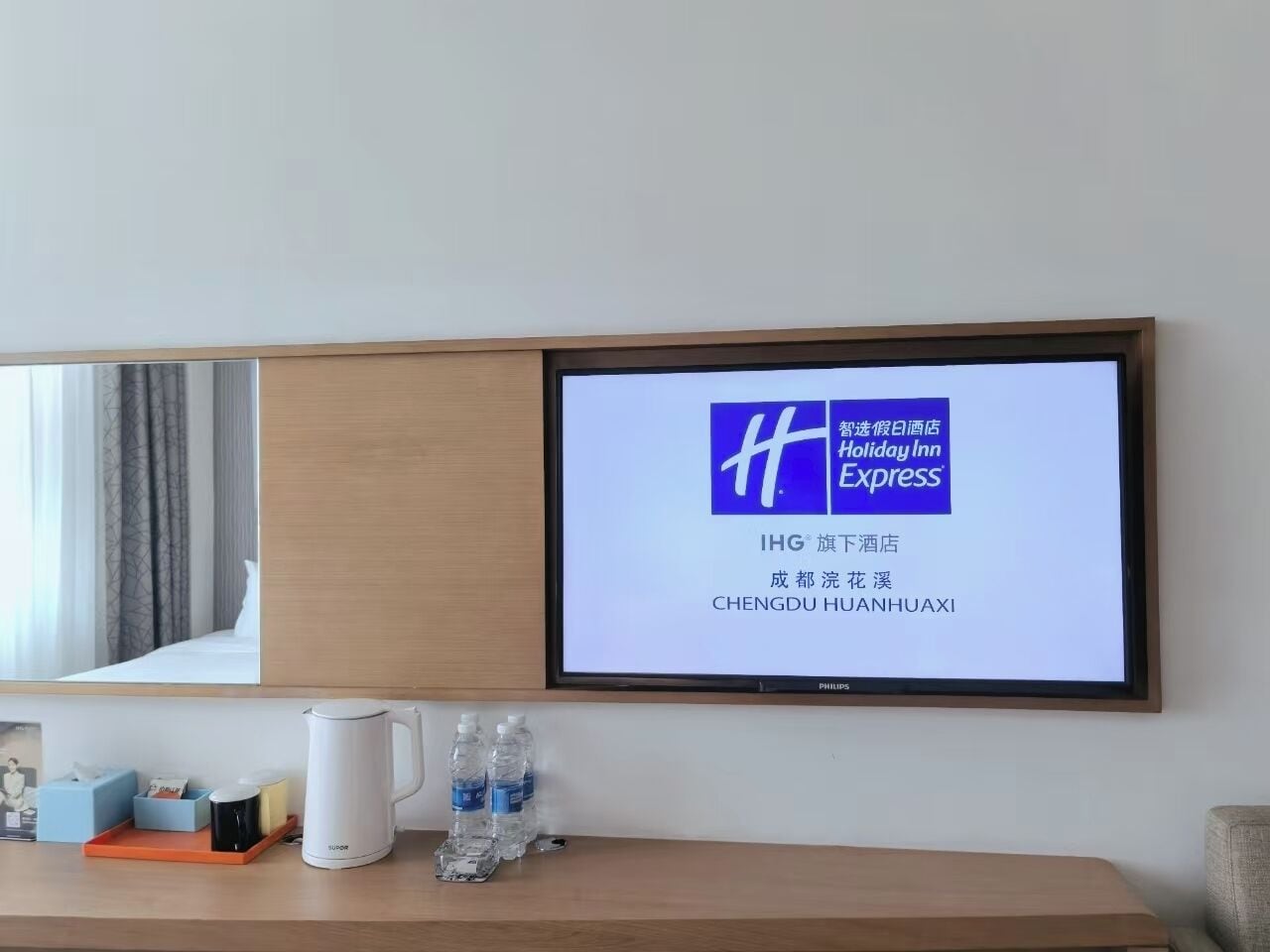 Untuvapeitot, minibaari, tallelokero huoneessa, työpöytä