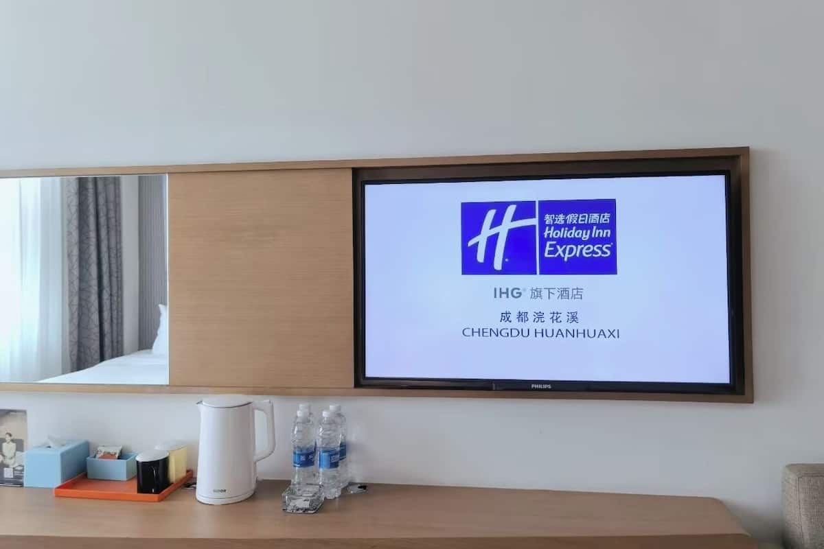 Untuvapeitot, minibaari, tallelokero huoneessa, työpöytä