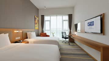 Selimut bulu angsa, minibar, brankas, dan meja kerja
