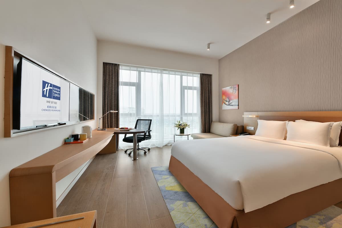 Habitación estándar, 1 cama King size (High Floor) | Edredón, minibar, caja de seguridad en la habitación y escritorio