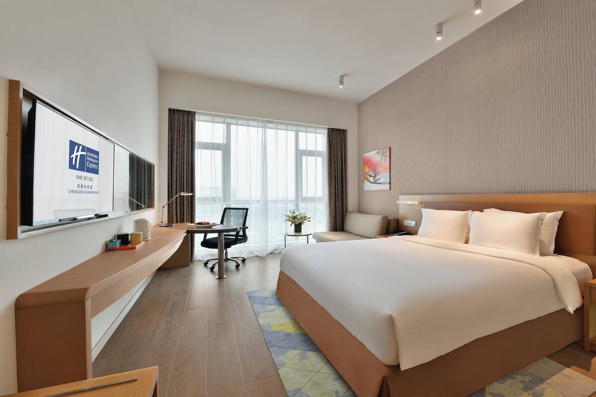 Cubrecamas, minibar, caja de seguridad en la habitación y escritorio