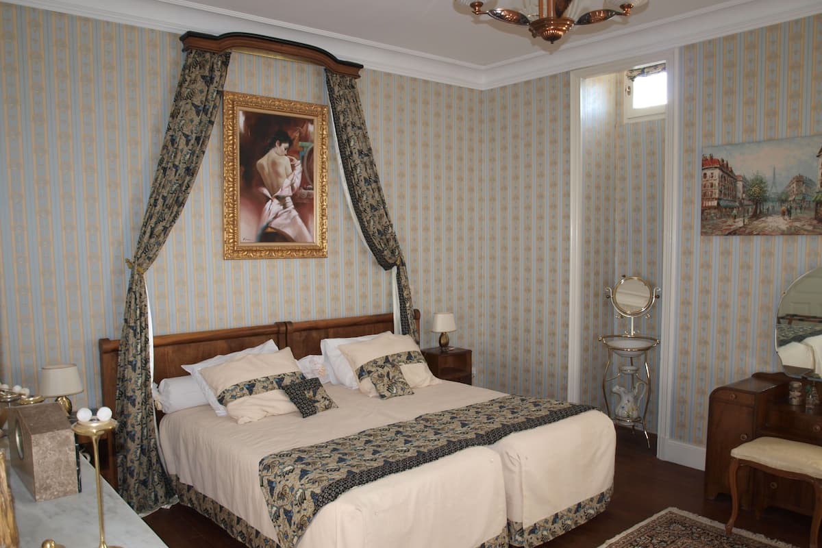 Deluxe Suite, Private Bathroom, Garden View (2) | Room amenity