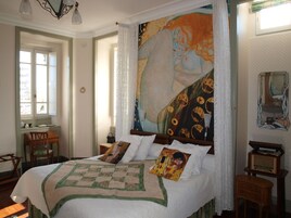 Deluxe Suite, 1 King Bed, Private Bathroom, Garden View | Room amenity