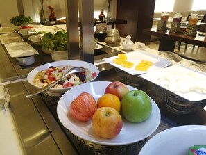 Daily buffet breakfast (AED 30 per person)