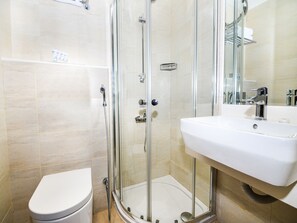 Shower, free toiletries, hair dryer, slippers - Action Hotel Ras Al Khaimah (Ras Al Khaimah)