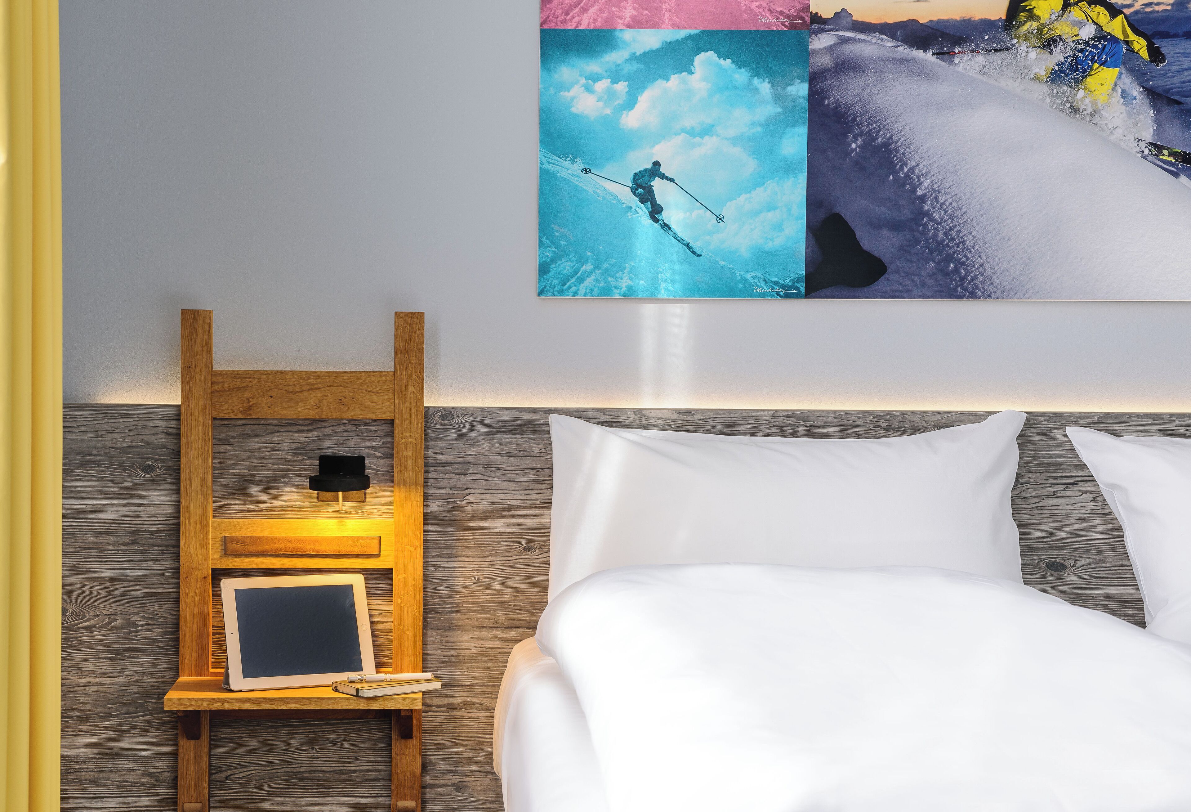 高級寢具、記憶床墊、書桌、筆電工作空間