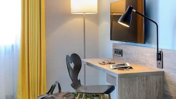 Habitación superior | Ropa de cama de alta calidad, escritorio y cortinas blackout