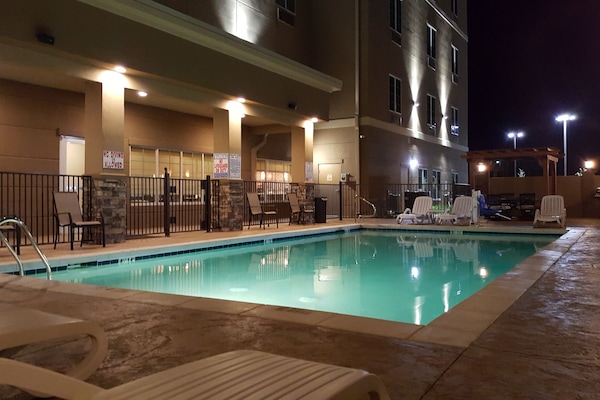 Una piscina al aire libre de temporada