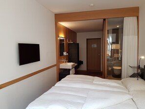 Habitación doble, vistas a la ciudad | Caja fuerte, escritorio, cortinas opacas y sistema de insonorización