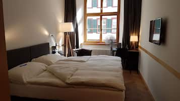 Habitación doble, vistas a la ciudad | Caja fuerte, escritorio, cortinas opacas y sistema de insonorización