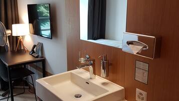 Einzelzimmer, Flussblick | Waschbecken im Bad