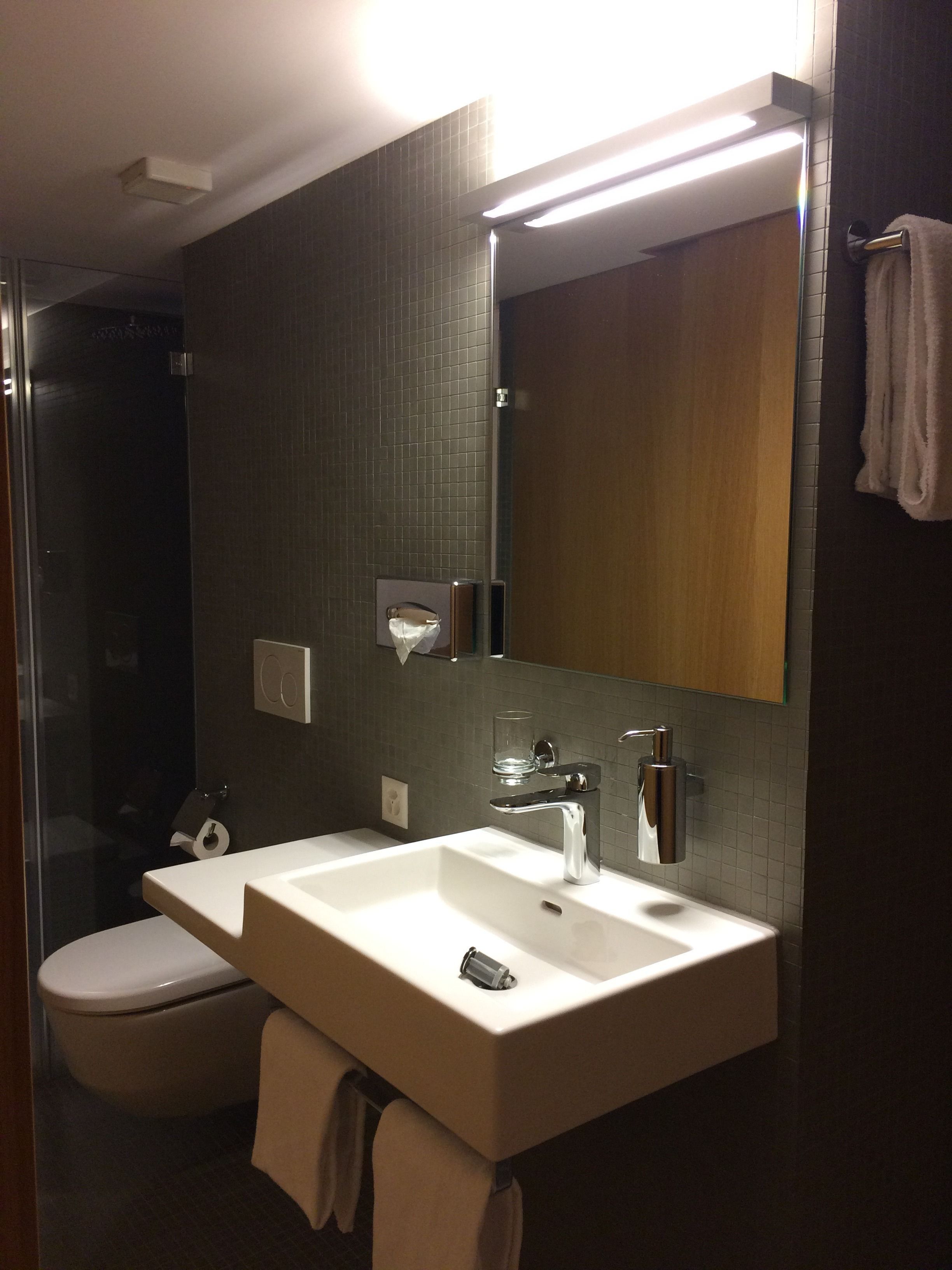 economy double room (lifthof view) | bathroom sink