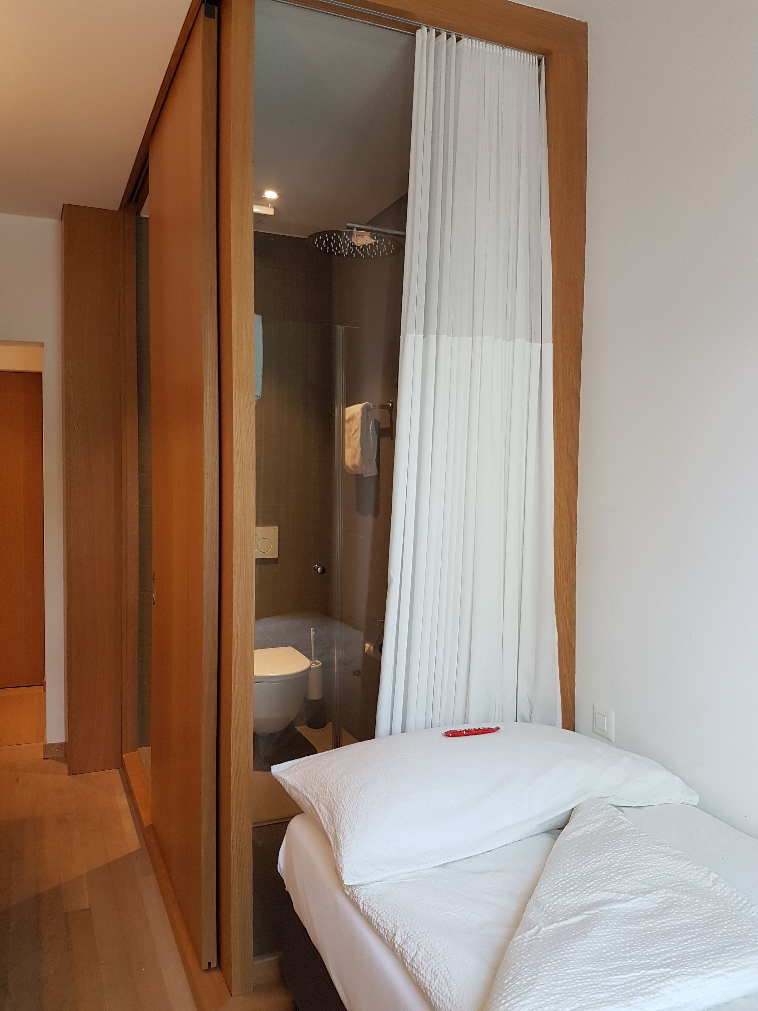 シングルルー ム リバービュー | セーフティボックス (室内)、デスク、遮光カーテン、防音設備