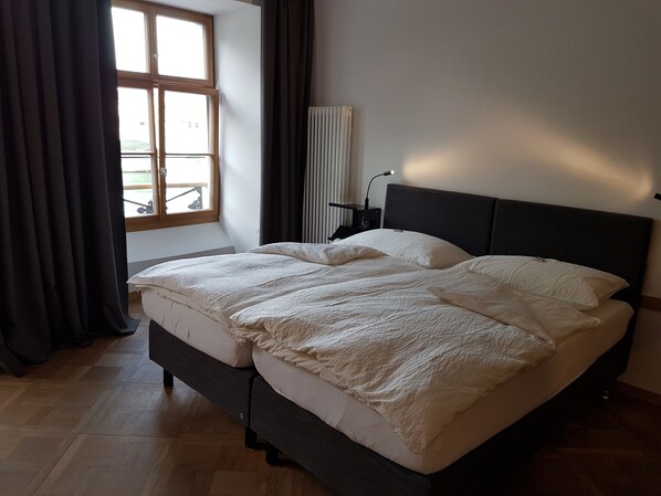 خزنة داخل الغرفة ومكتب وستائر تعتيم وتجهيزات عازلة للصوت