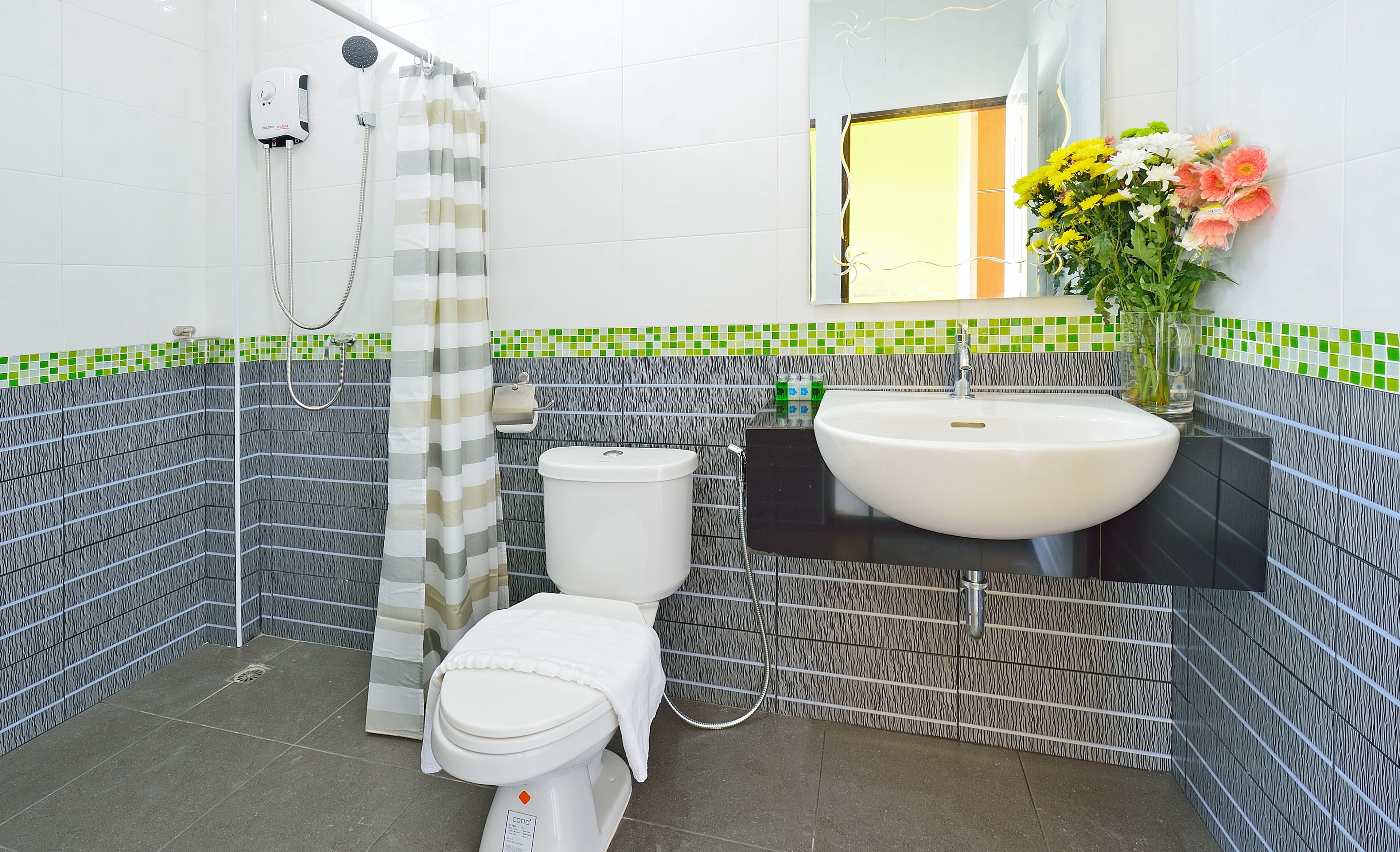 Douche, articles de toilette gratuits, sèche-cheveux