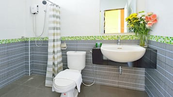 Douche, articles de toilette gratuits, sèche-cheveux