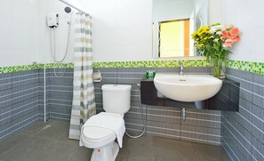 Shower, free toiletries, hair dryer, towels - Kiss Hometel Krabi (Krabi)