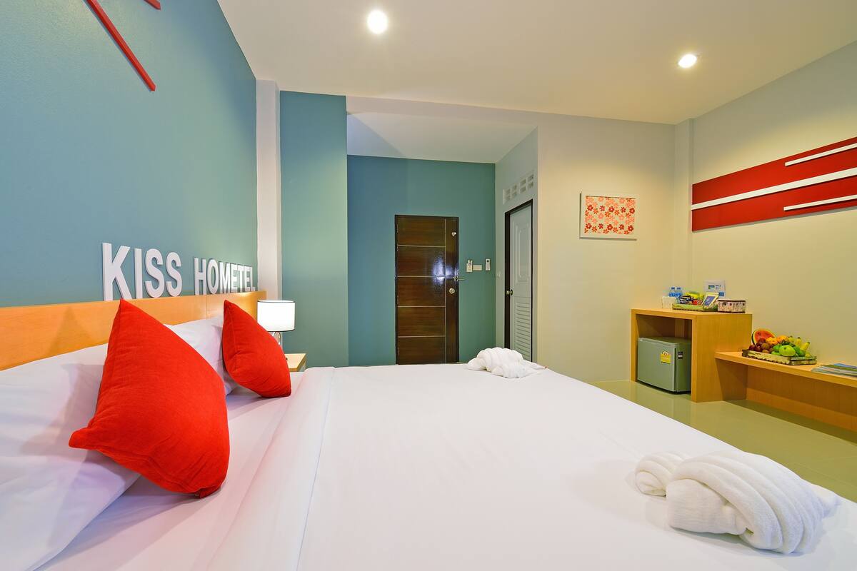 Minibar, desk, WiFi (free), bed sheets