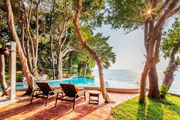 Piscine extérieure, parasols de plage, chaises longues