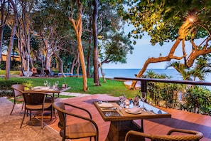Ofereix vistes a la platja i s'hi serveixen esmorzars, dinars i sopars