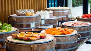 Desayuno inglés (THB 940 por persona)