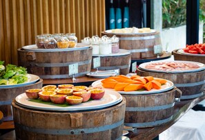 Daily English breakfast (THB 940 per person)