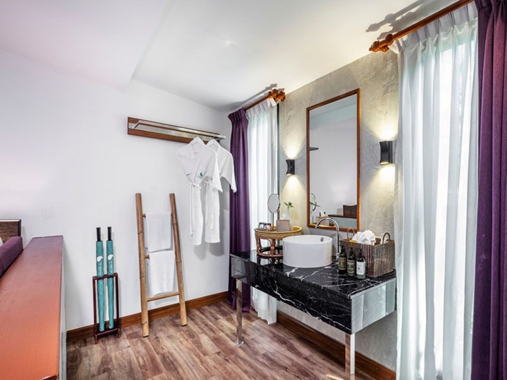 Een gratis minibar, een kluis op de kamer, een bureau, gratis babybedden