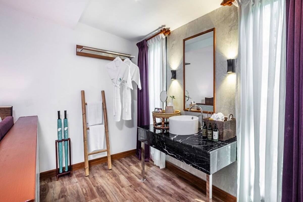Free minibar, in-room safe, desk, free cots/infant beds