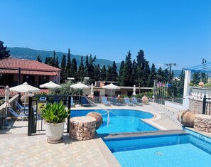 Seasonal outdoor pool, open 10:00 AM to 7:00 PM, pool umbrellas - KTM Sunny Villas (Poros)