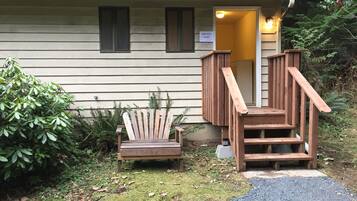 Emerald Room At Forest Retreat(NO Pets) | Individually decorated, free WiFi, bed sheets