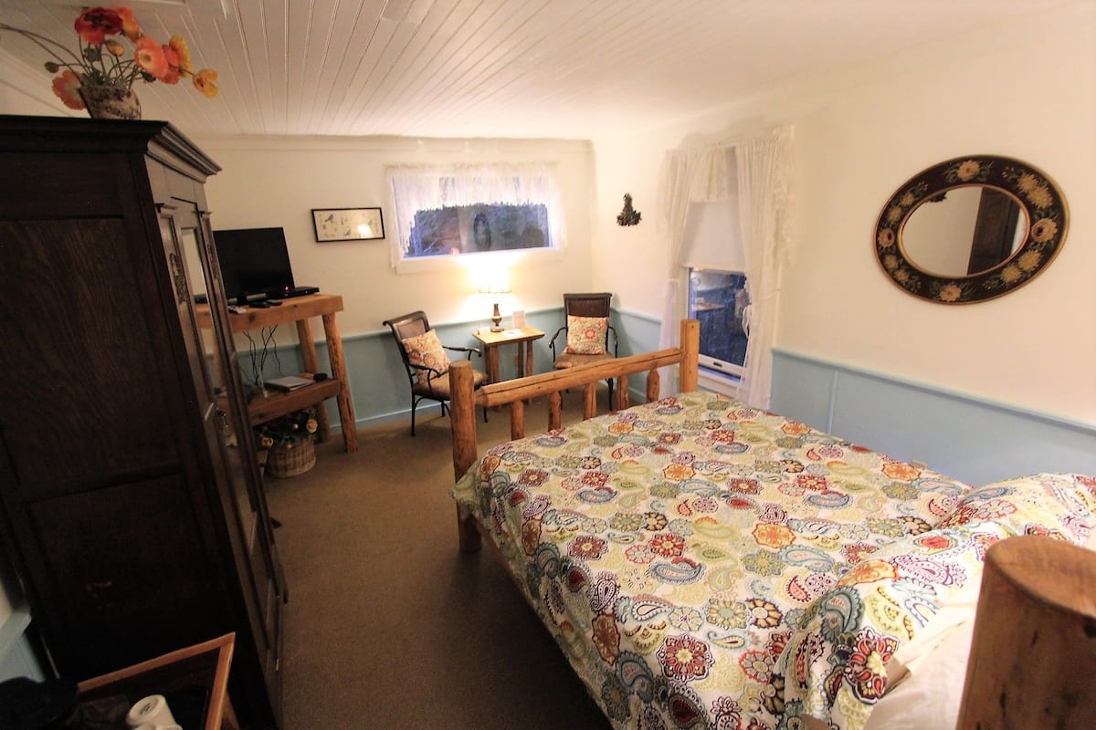 1 Queen Bed, Room #3 (NO Pets) | Individuell inredning, gratis wi-fi och sÀngklÀder