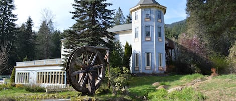 Vista frontal de la propiedad