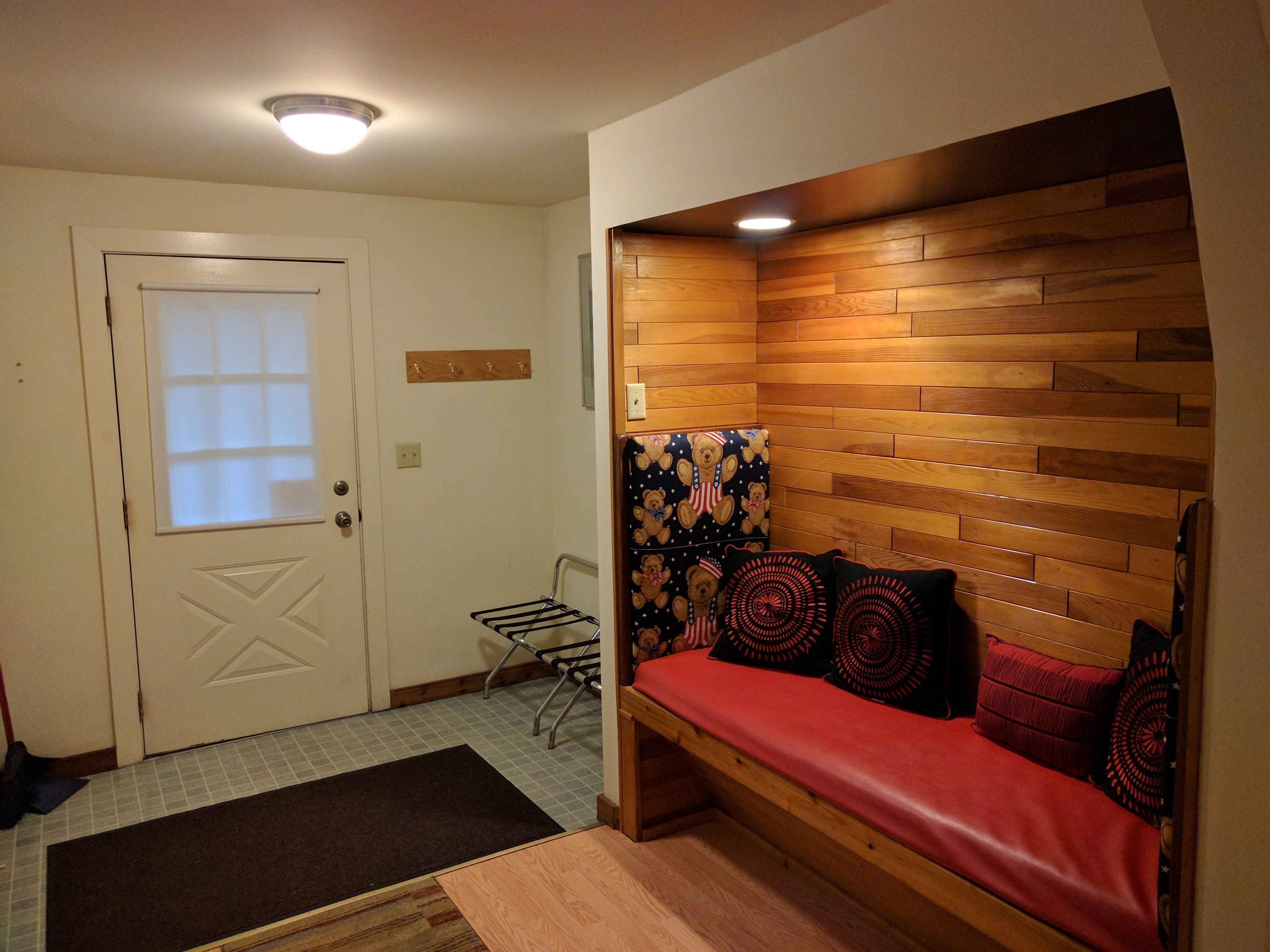 chalet vacation home, sleeps 8, 3 bedrooms (pet friendly) | individually decorated, free wifi, bed sheets