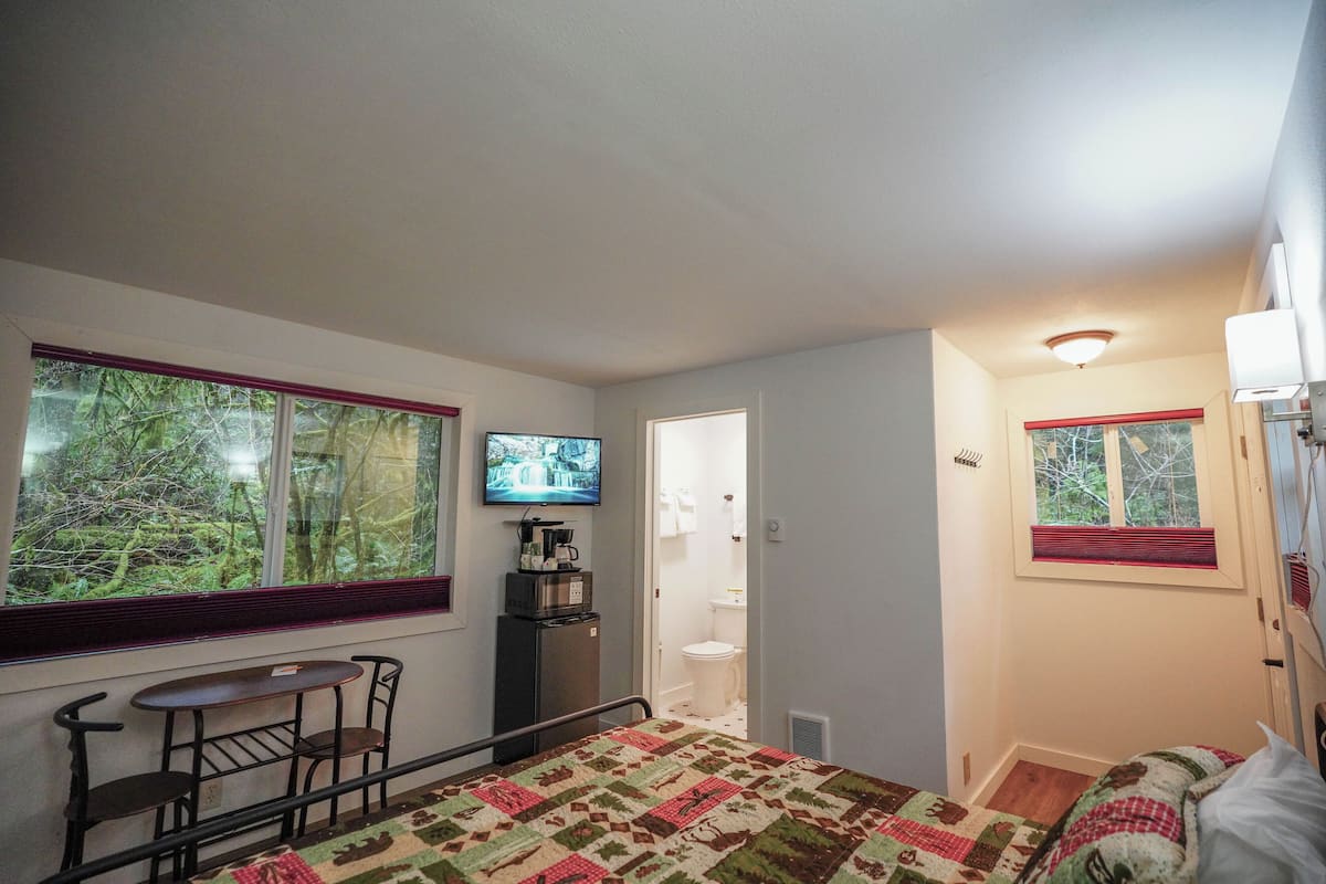 Salal Cabin | Individually decorated, free WiFi, bed sheets