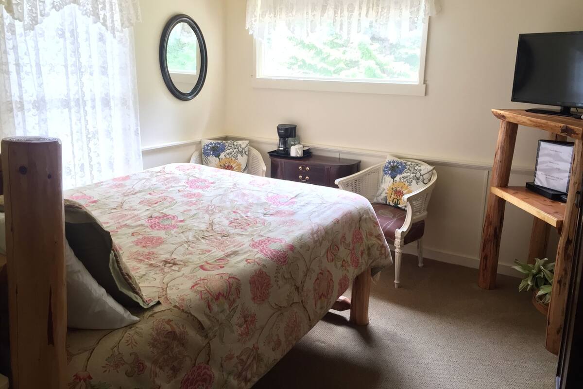 1 Queen Bed, Room #2 (NO Pets) | Wohnbereich | 32-Zoll-Fernseher mit Satellitenempfang