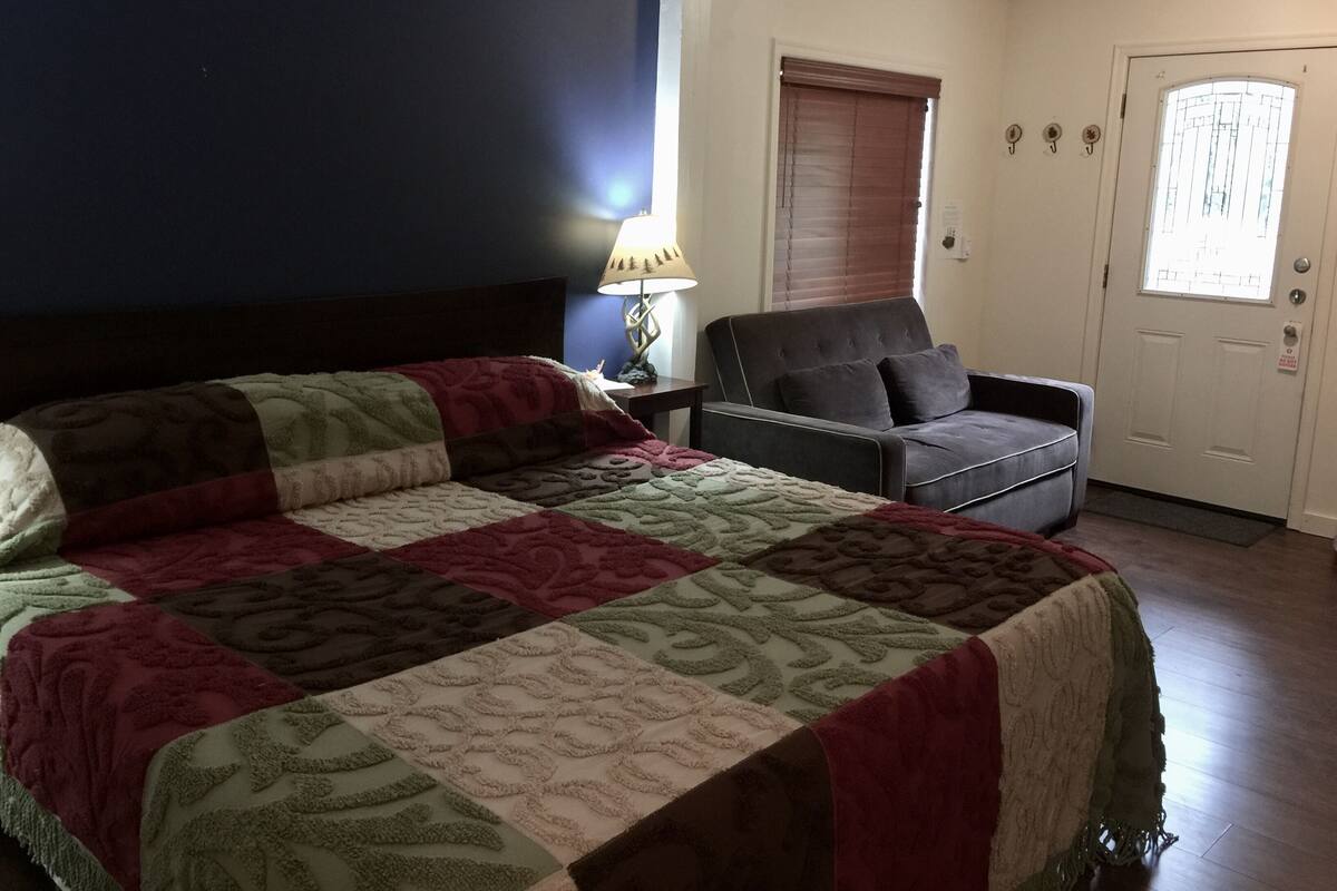 Pond Studio Suite with 1 King Bed and 1 Queen Sofa Bed, Room #16 (Pet Friendly) | Wohnbereich | 32-Zoll-Fernseher mit Satellitenempfang
