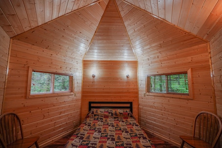 Yurt in the woods (Shared shower, Pet Friendly) | Individually decorated, individually furnished, free WiFi, bed sheets. Alexander's Lodge