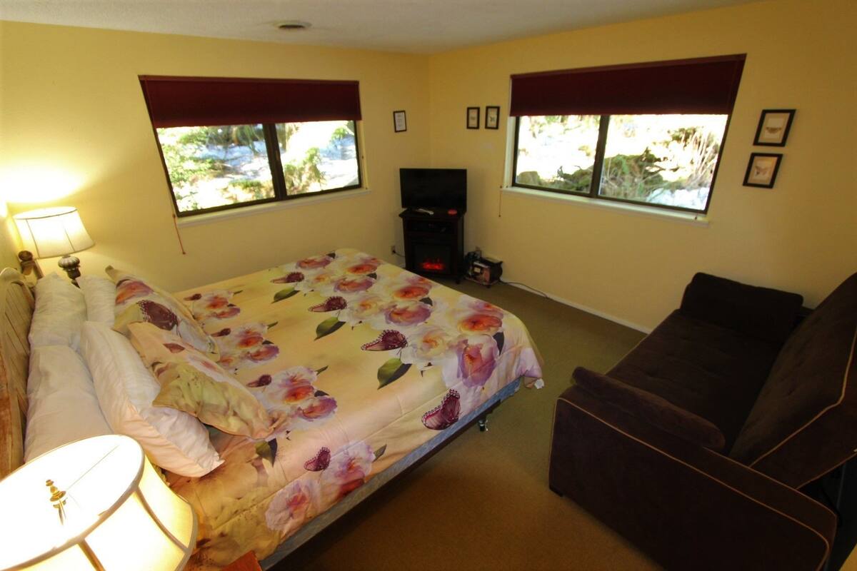 Emerald Room At Forest Retreat(NO Pets) | Kostenloses WLAN, individuell dekoriert, individuell eingerichtet