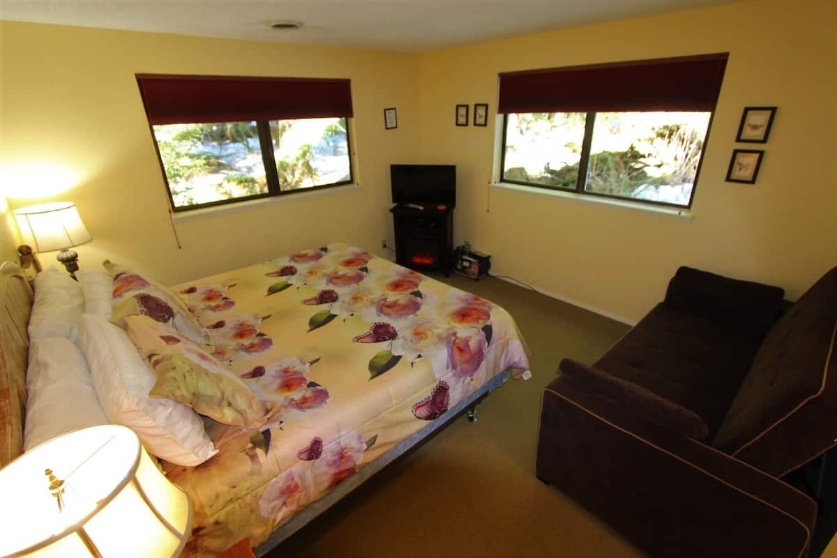 Emerald Room At Forest Retreat(NO Pets) | Individuell inredning, gratis wi-fi och sÀngklÀder