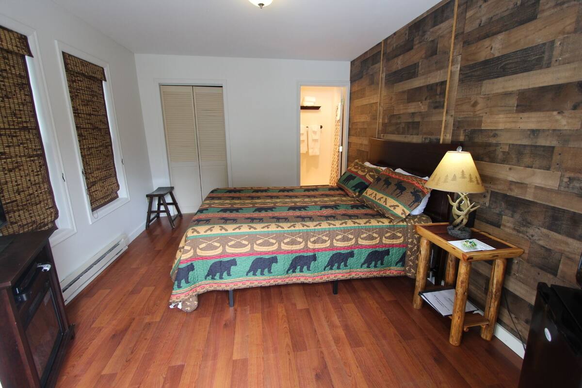 1 King Bed, Room #17 (Pet Friendly) | Wohnbereich | 32-Zoll-Fernseher mit Satellitenempfang